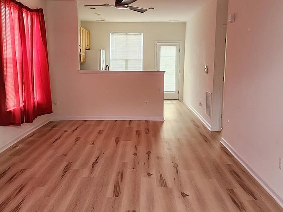 2nd image of 124 Sandridge Ct
