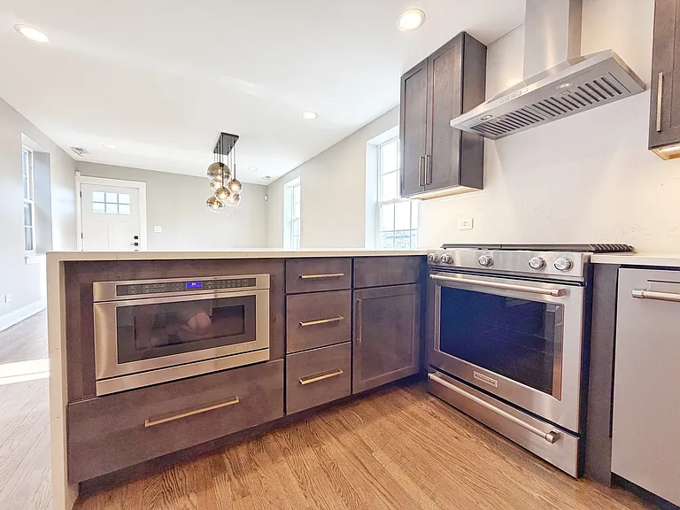 2427 W Grenshaw St #2 — Photo 29
