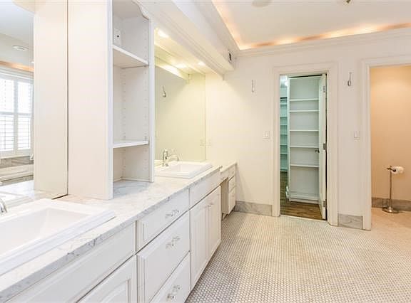 3rd image of 229 Ward Pkwy APT 501B