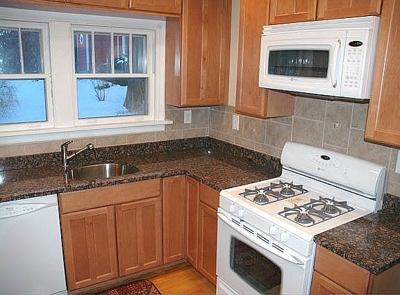 Maple Cabinets/Granite/New Appliances