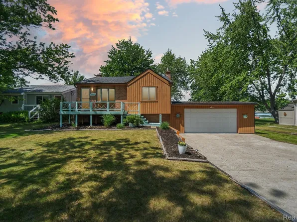 5043 Boyd Dr, Pinckney, MI 48169