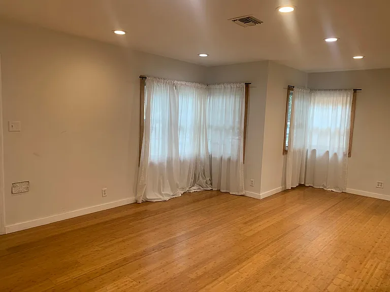 3716 W Victory Blvd — Photo 5