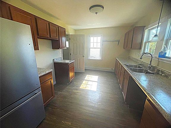 2nd image of 635 Oxford Blvd