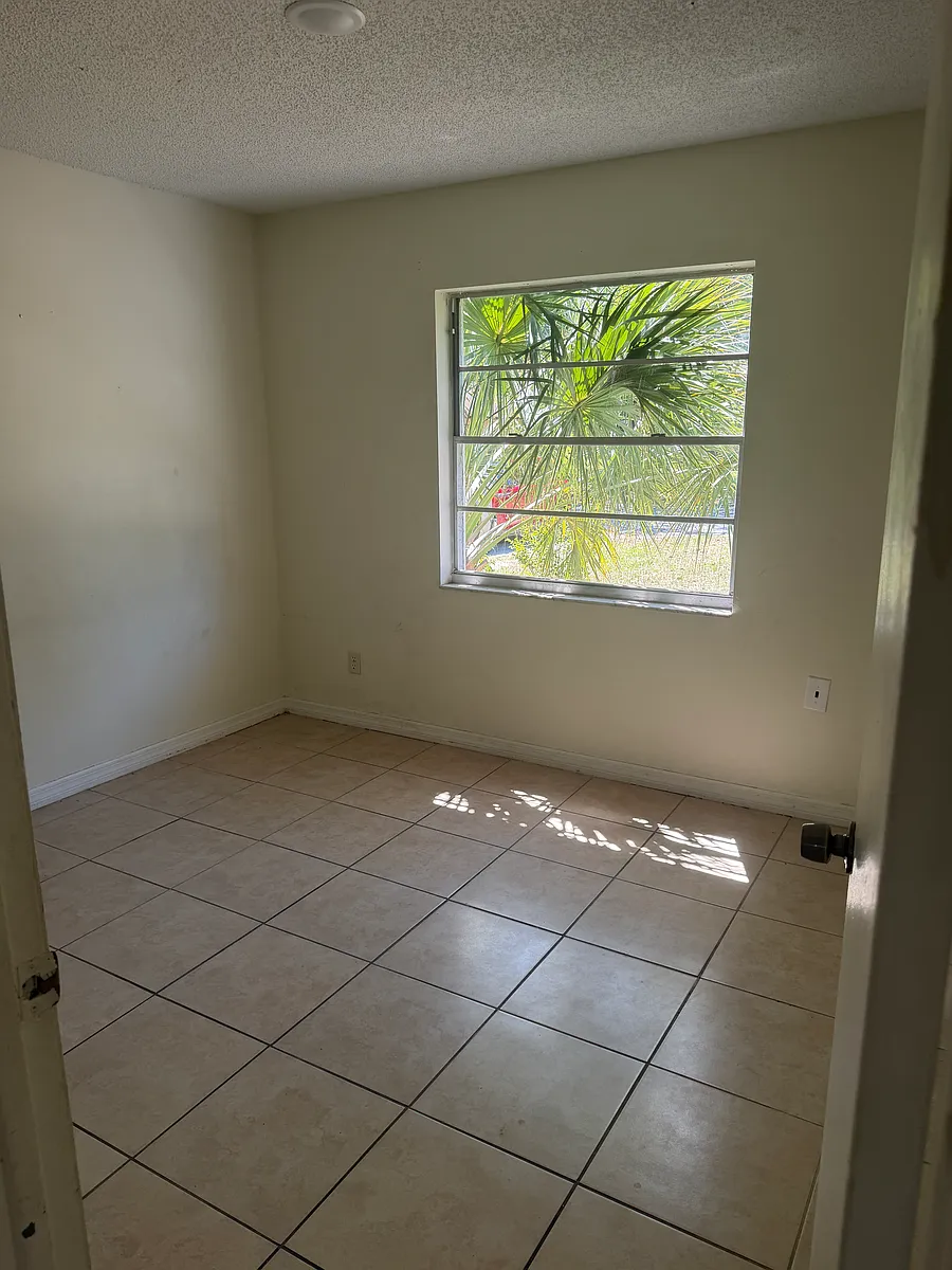 Building Photo - 7019 N Palmetto Ln