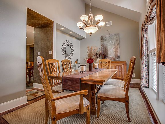 4th image of 633 S Sorita Cir