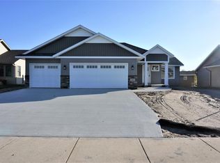1384 Robert Creek Curv, Belle Plaine, MN 56011