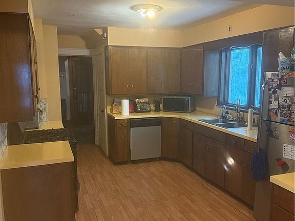4th image of 1063 Lincoln St
