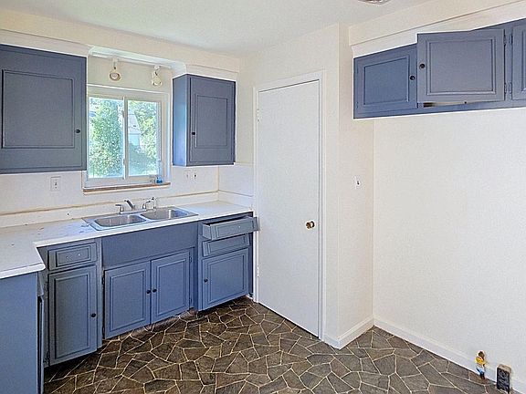 4th image of 17431 Beech Daly Rd