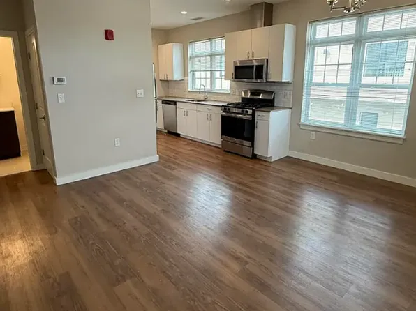 10 Myrtle St Floor 2, Waltham, MA 02453