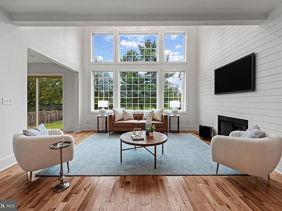 3rd image of 118 W Beechtree Ln