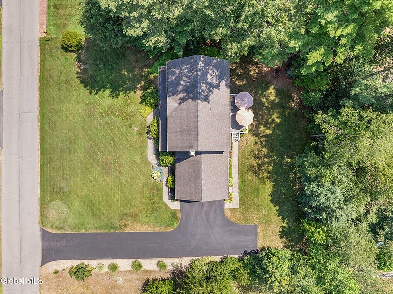 5th image of 30 Algonquin Drive