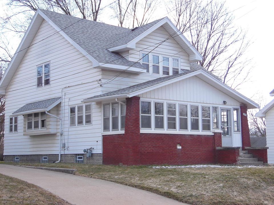 1st image of 1046 Walker Ave NW