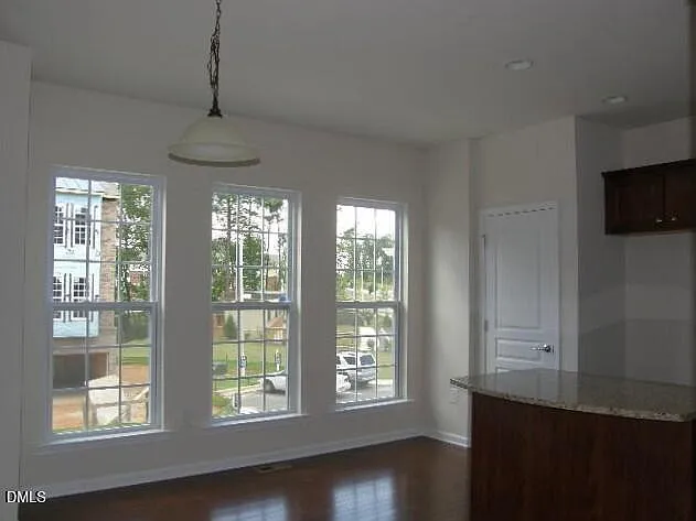 3 bed, 3.5 bath, 2200 sqft, $2,200 — Photo 3