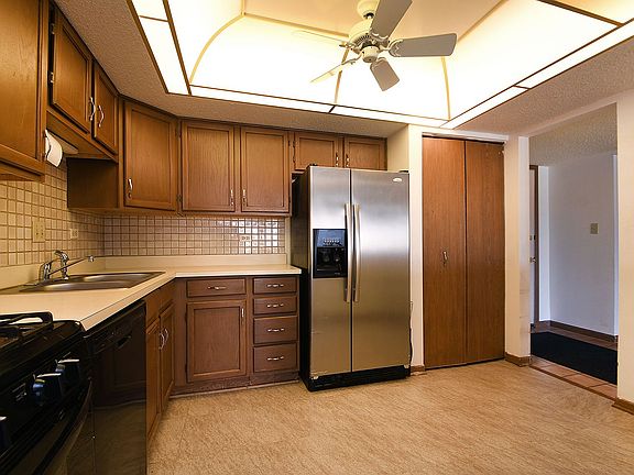 4th image of 4009 W 93rd Pl APT 2G