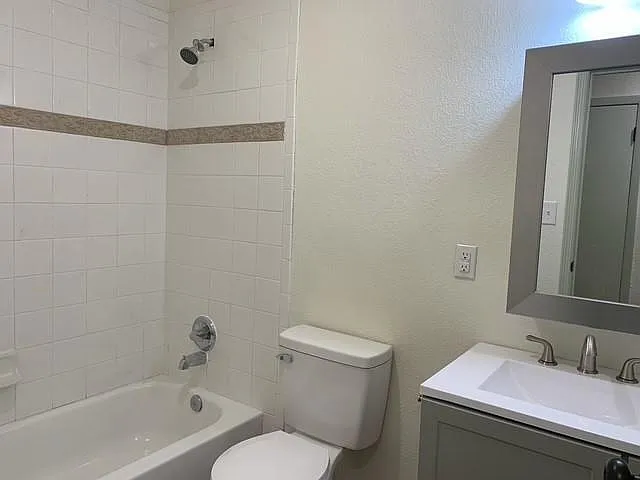 510 Avenue F — Photo 8