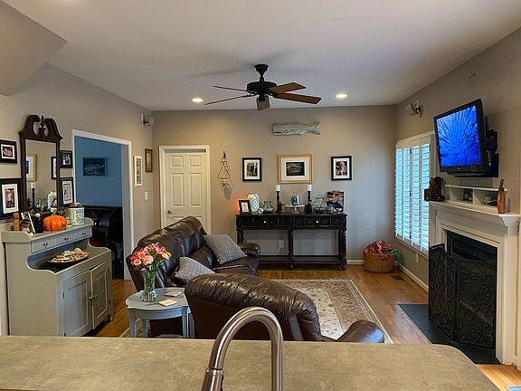 3rd image of 547 Kings Ct