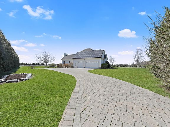 3rd image of 703 Herricks Ln