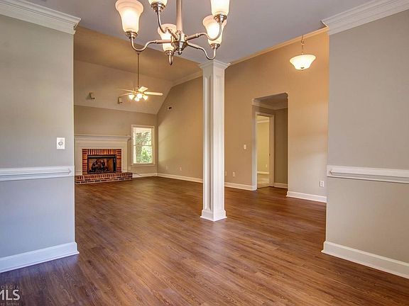 4th image of 2428 Scarlet Ln SE