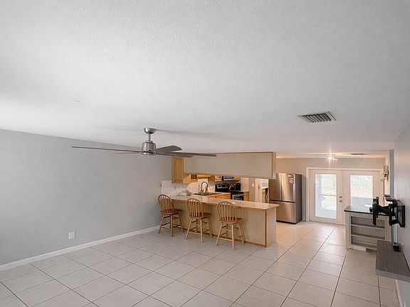 4th image of 1421 NE Chardon St #1