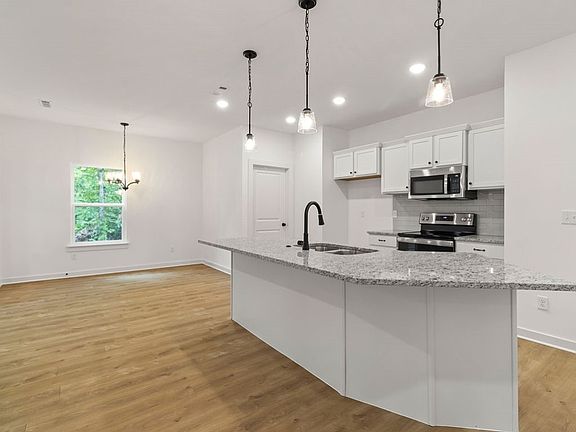 2nd image of 10 Tweedsmuir Ln
