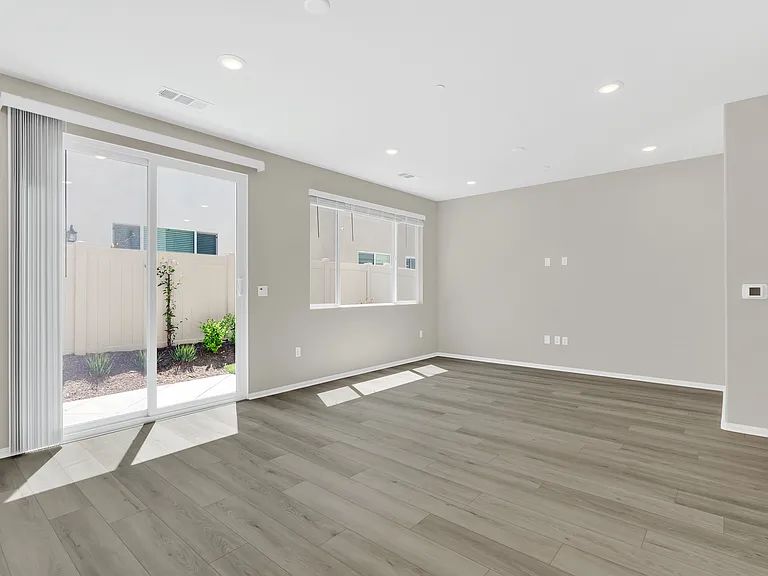 2074 Bergamot St — Photo 19
