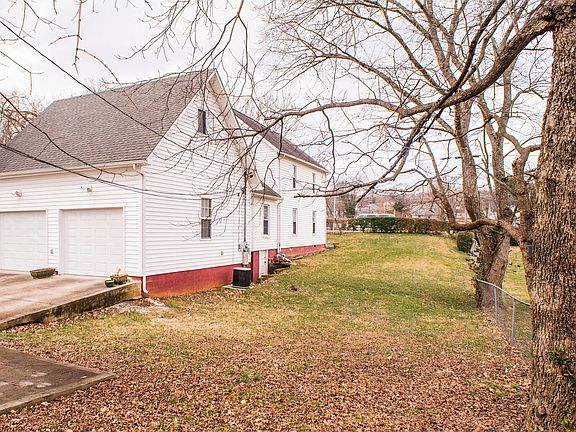 5th image of 414 Balsam Dr
