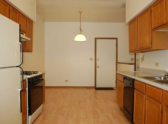 5th image of 375 Hunterdon Ct #2375B