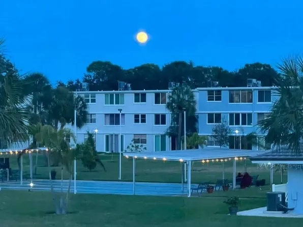4895 Bay St NE, Saint Petersburg, FL 33703
