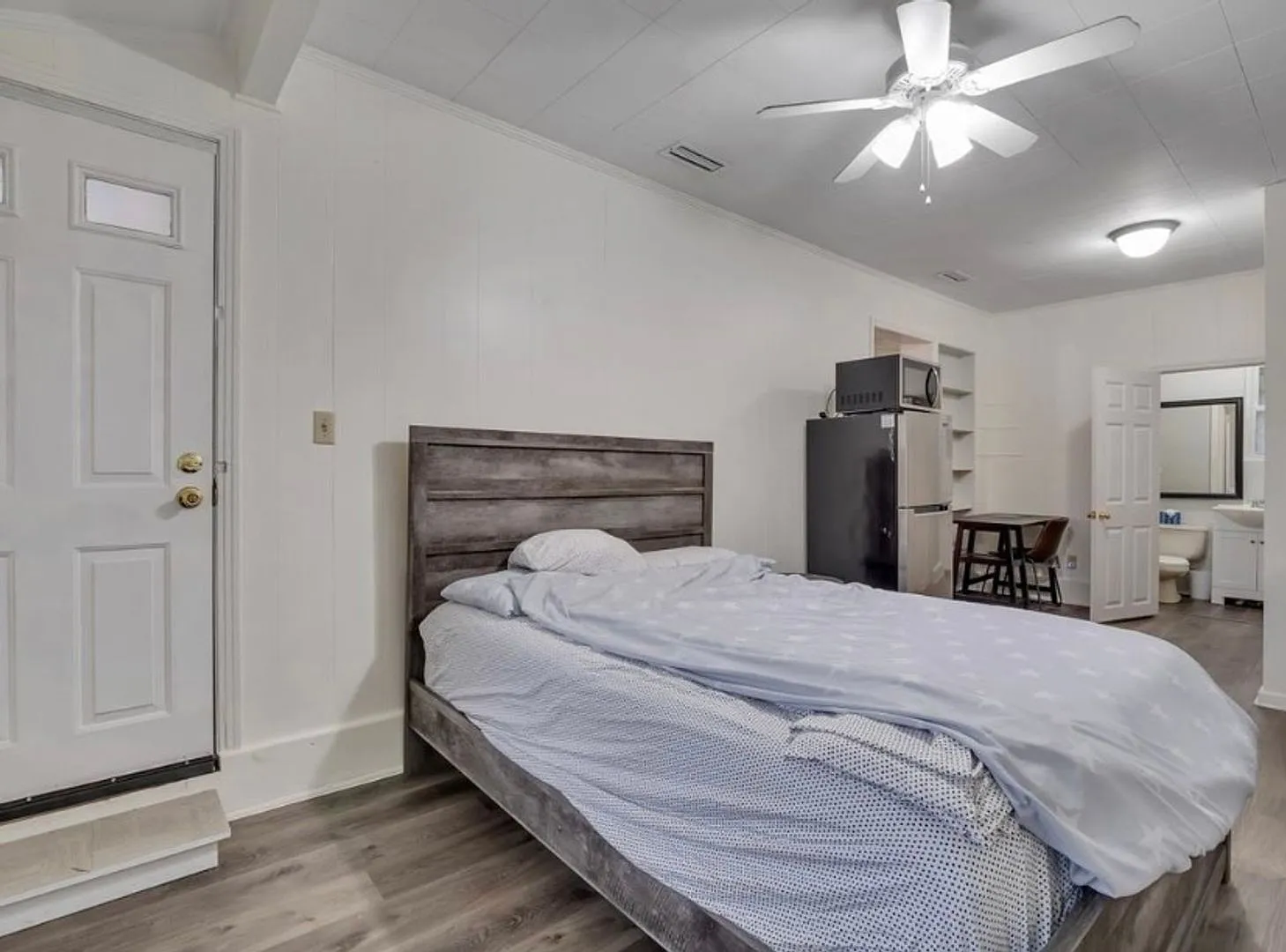 Large 4 Bedroom House — Photo 4