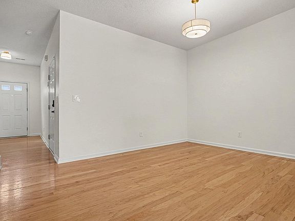 4th image of 6527 Rossford Ln