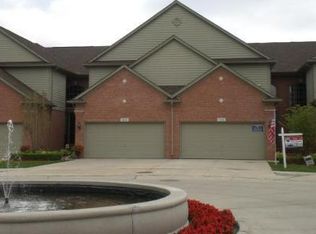 1054 E Lorenzo Ct, Troy, MI 48085