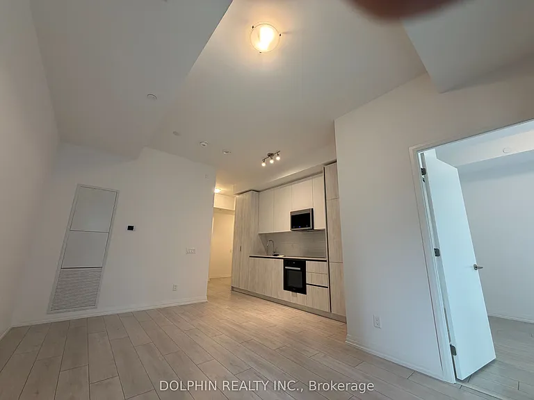 400 King St W #722 — Photo 10