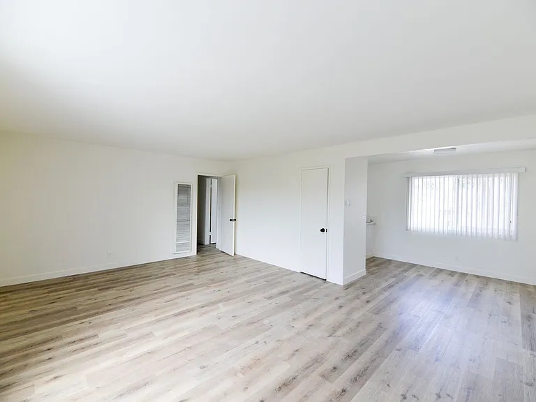 239/241 Avenida Pelayo — Photo 7