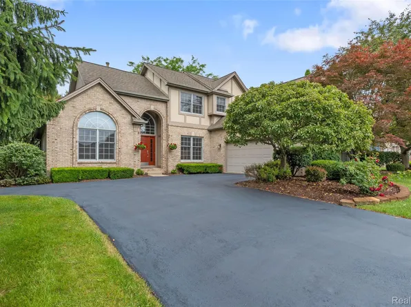 4030 Pebble Ridge Ct, Fenton, MI 48430