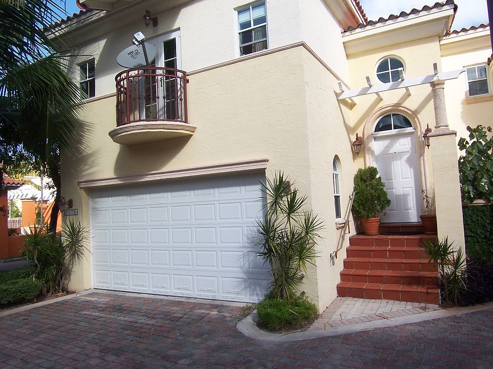 FRONT W/2 CAR GARAGE