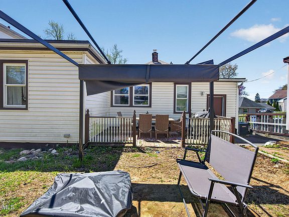 4th image of 55 Pleasantview Avenue