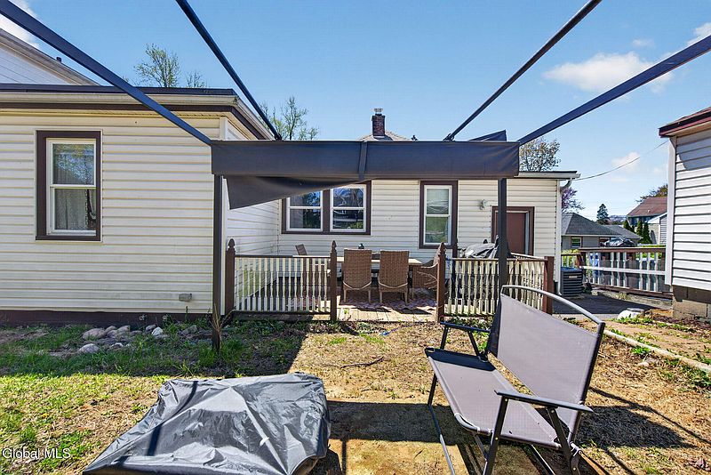 4th image of 55 Pleasantview Avenue