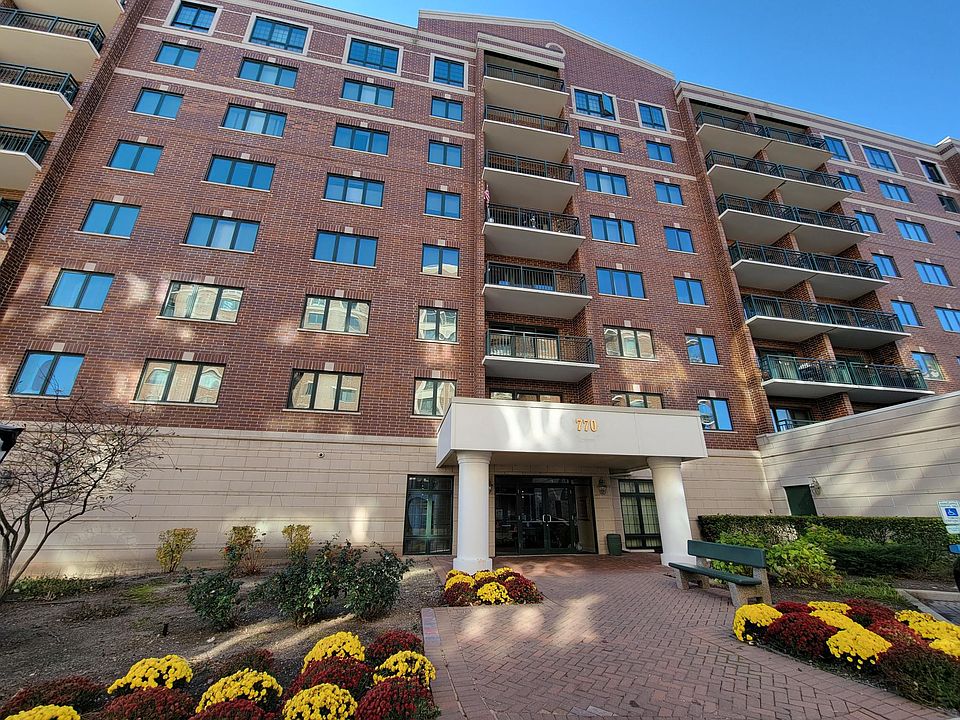 Library Courte Condominiums