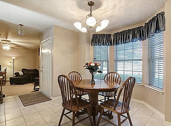 5th image of 601 Bandera St