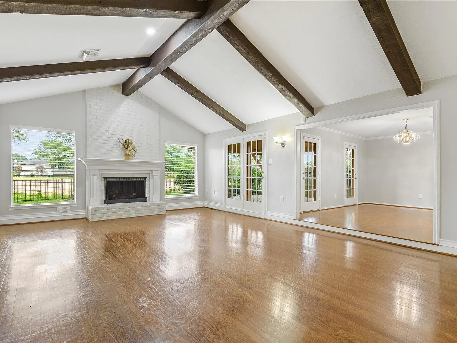 3 bed, 2.5 bath, 2648 sqft, $2,300 — Photo 2