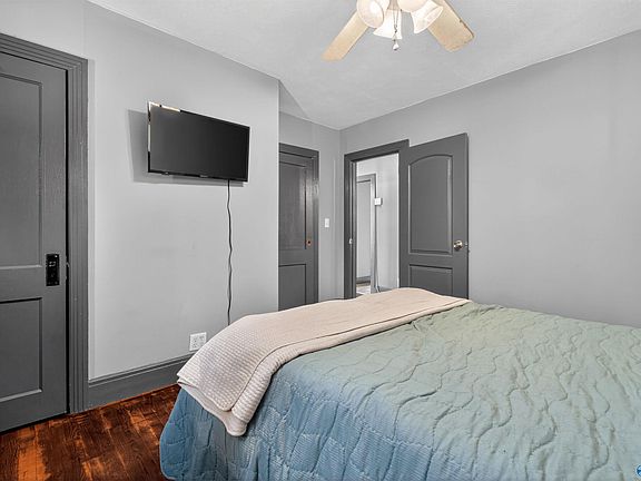 5th image of 2921 Marguerite St