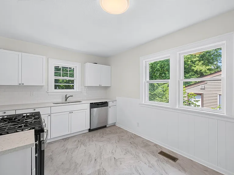 421 Goodhue St — Photo 10
