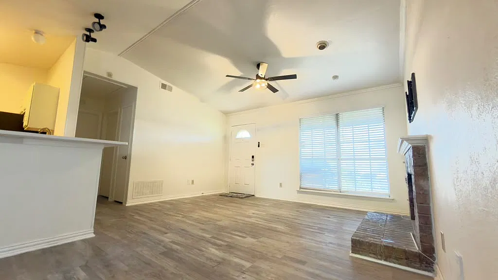 2 bed, 906 sqft, $1,600 — Photo 3