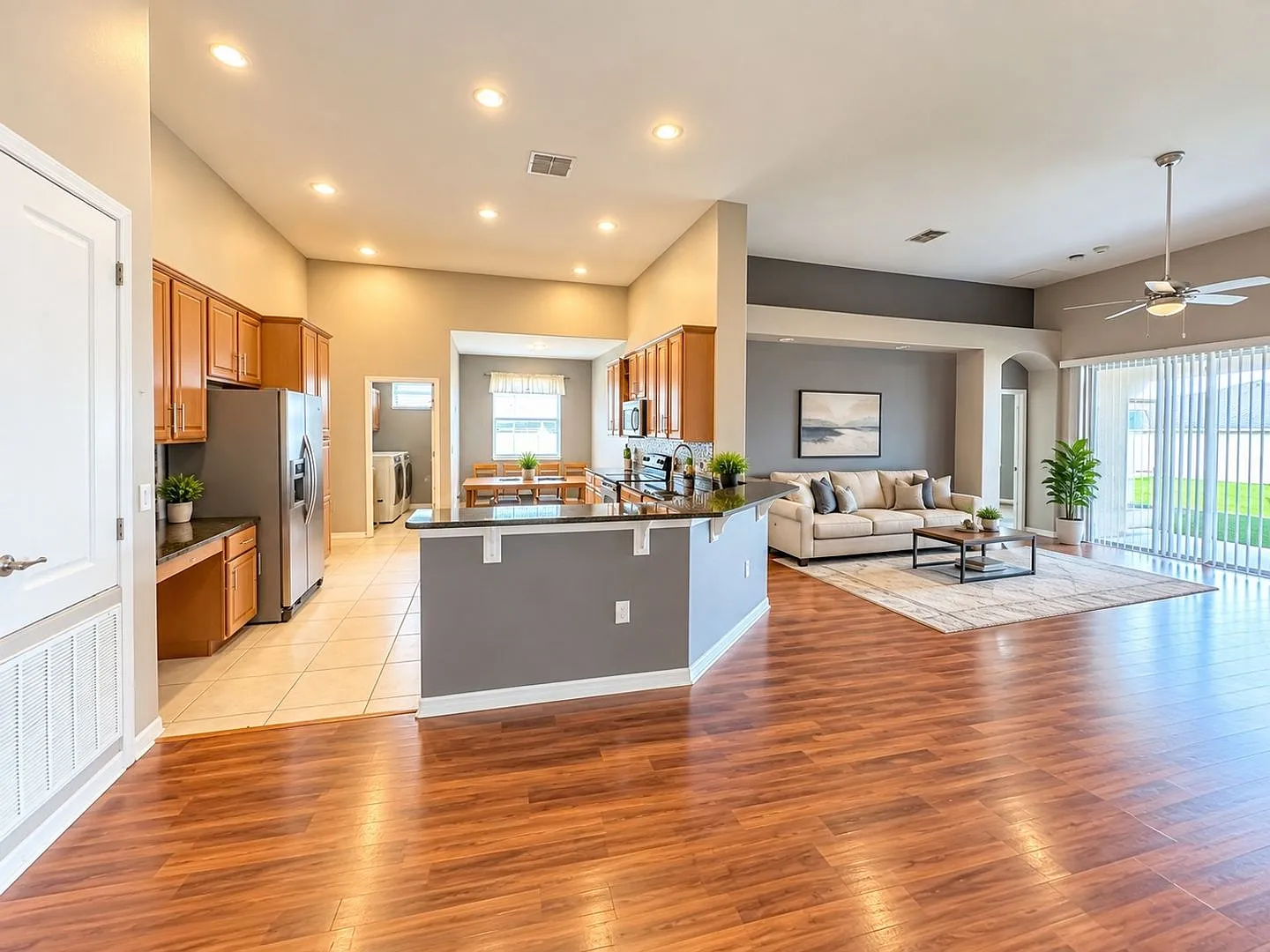 Spacious 4BR/3BA Home with 3-Car Garage in Lakeland — Photo 2