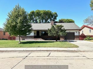 908 S Vine St, Grand Island, NE 68801