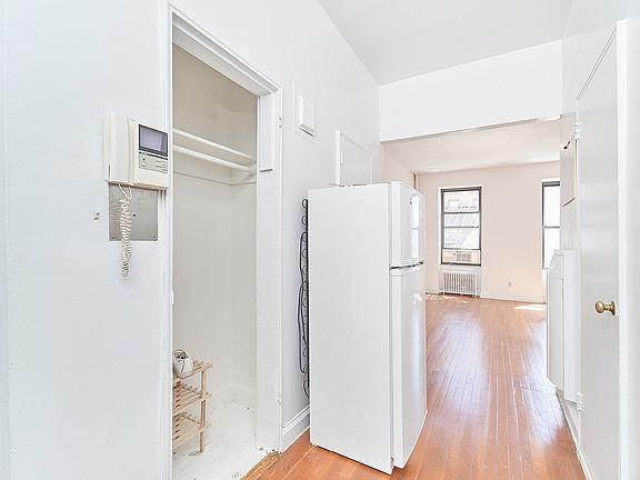 3rd image of 353 W 44th St APT 4B