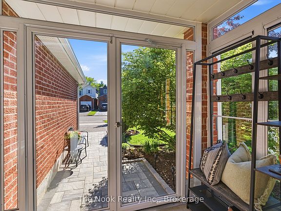 4th image of 5 Teddington Cres