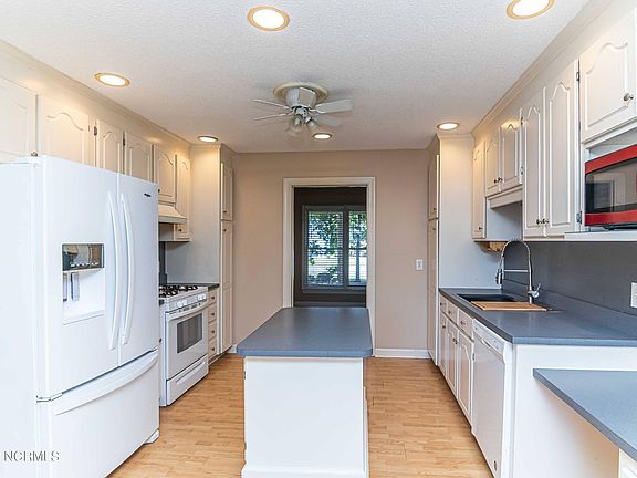 5th image of 100 Walden Pl