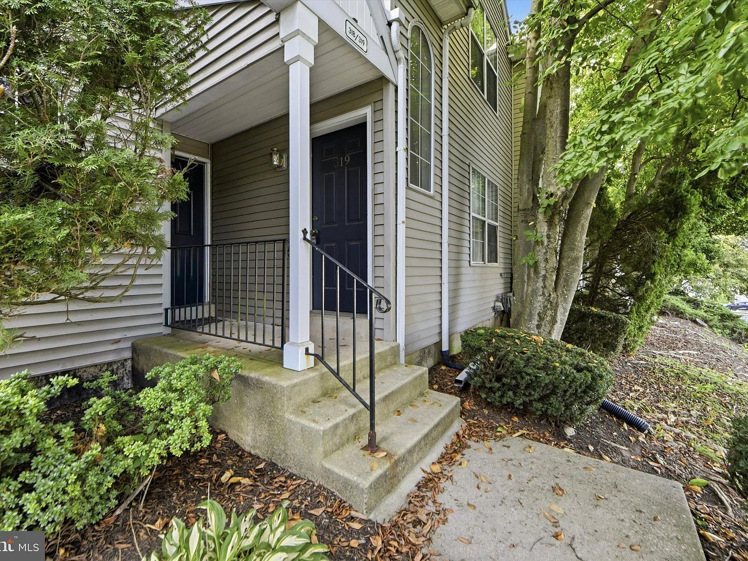 2 bed, 2.0 bath, 984 sqft, $1,900 — Photo 1