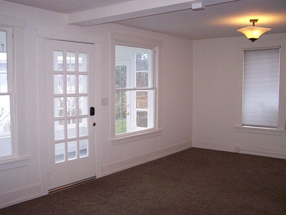 3rd image of 912 1/2 Washington Ave